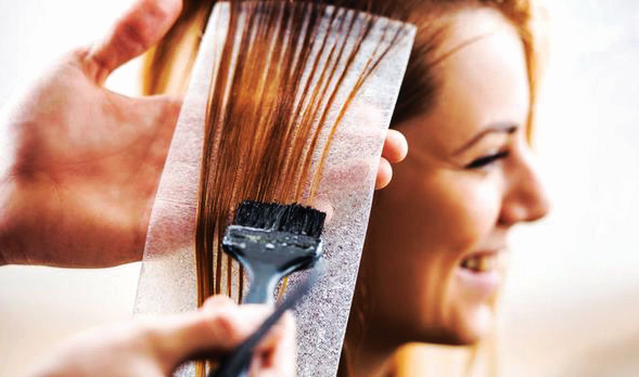 دراسة: 225 ألف درهم تنفقها النساء على صبغ شعرهن في بريطانيا