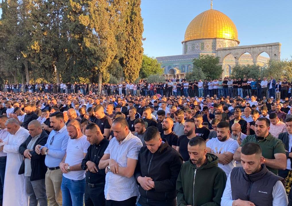 آلاف الفلسطينيين يؤدون صلاة عيد الفطر في باحات المسجد الأقصى