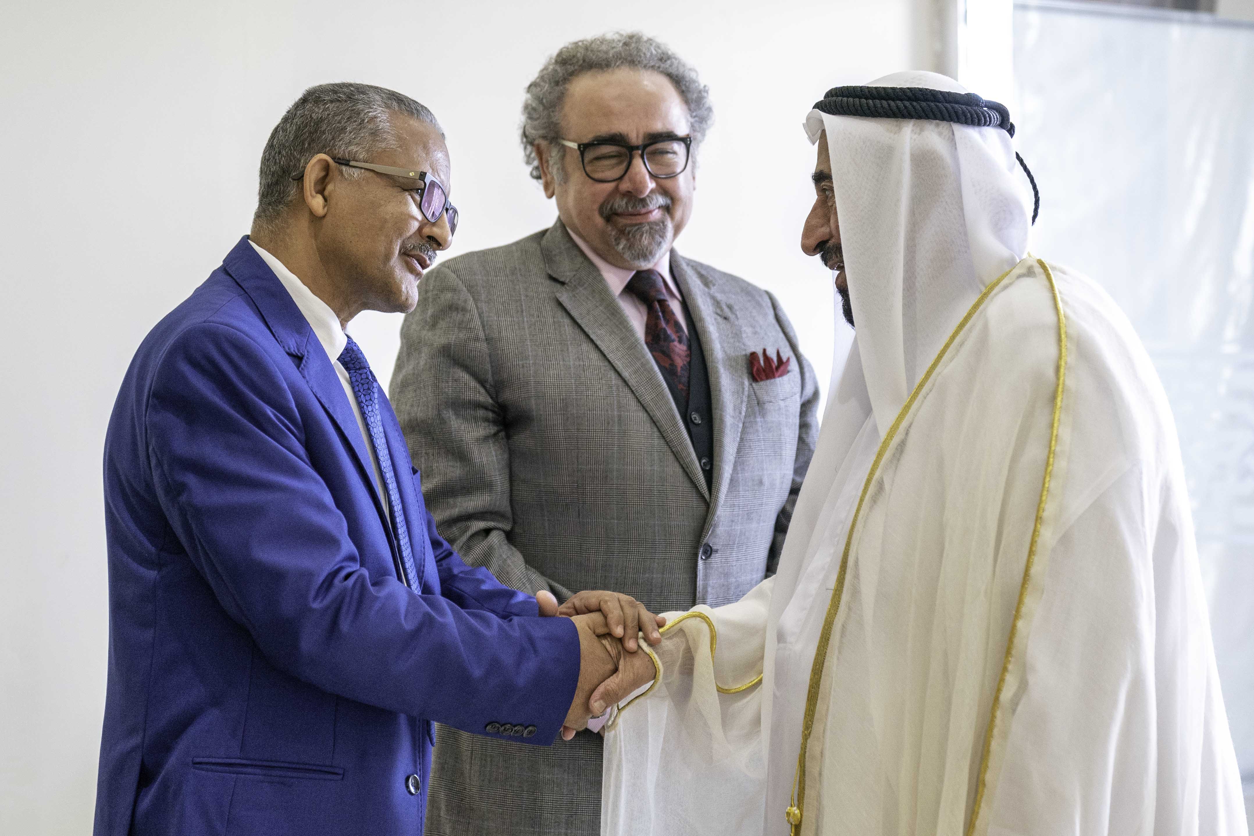 حاكم الشارقة يستقبل وفد اتحاد الكتاب العرب