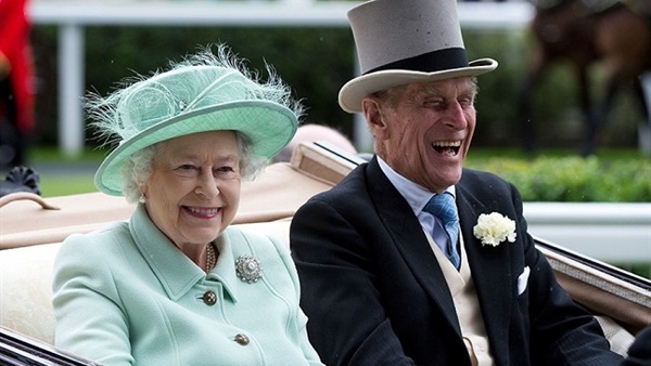 الملكة إليزابيث تُغادر مع زوجها الأمير فيليب قلعة بالمورال بعد انتهاء عطلتهما الصيفية