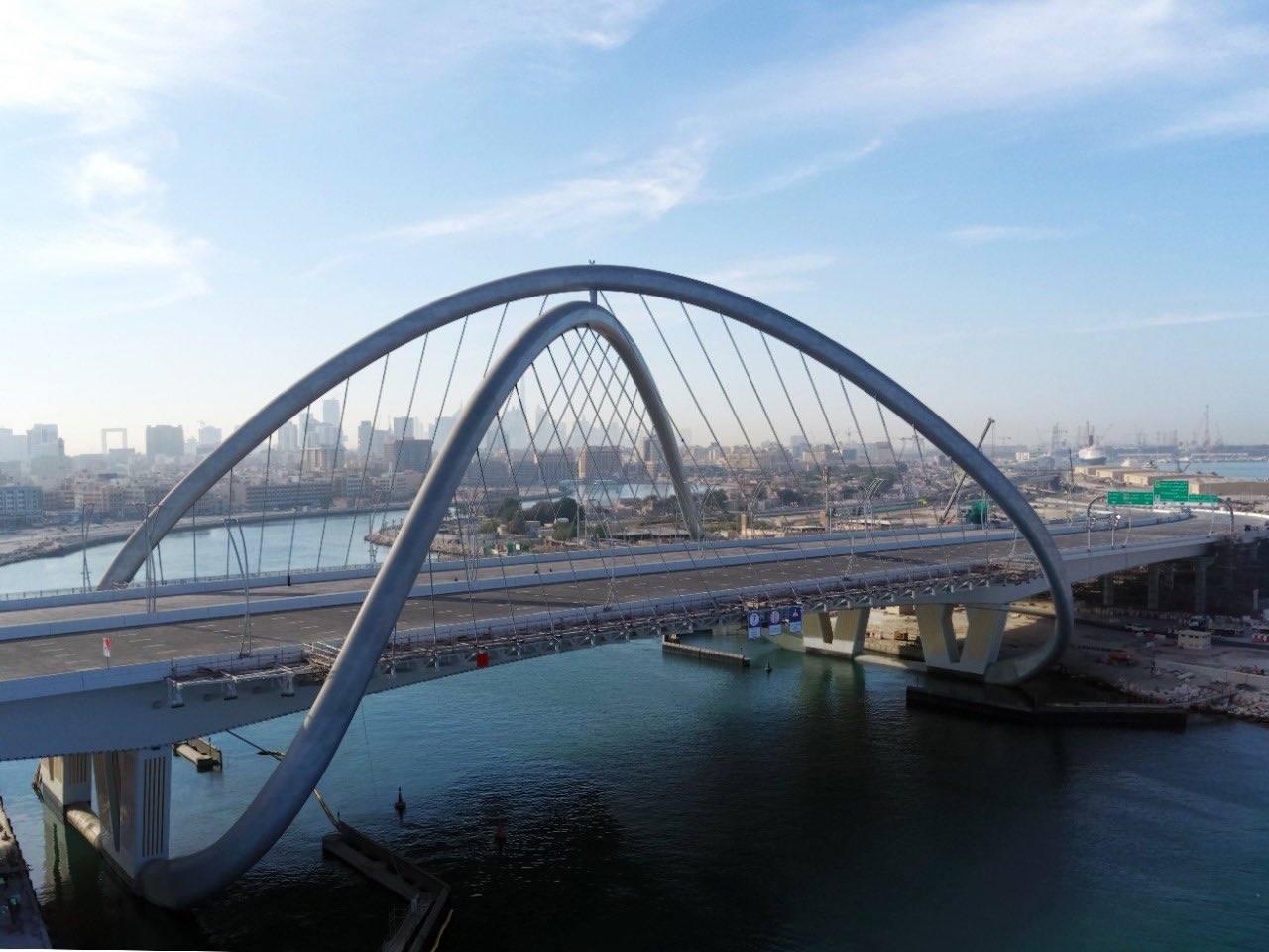 محمد بن راشد يطلق "جسر إنفينيتي" تحفة معمارية عالمية