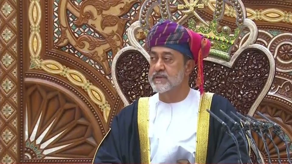 سلطان عمان يصدر 28 مرسوماً لإعادة هيكلة بعض الوزارات