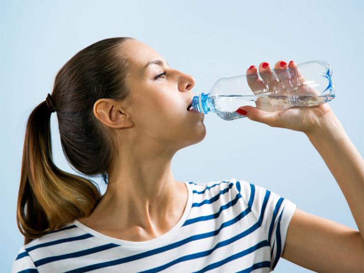 دراسة جديدة تصدم مشجعي شرب الماء.. ما القصة؟