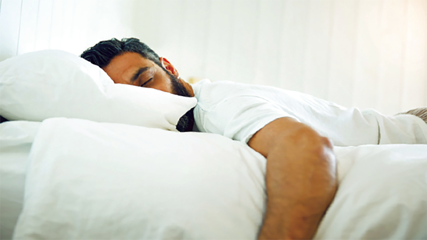 النوم على البطن يسبب آلام الظهر والرقبة