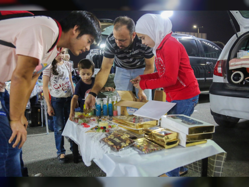 إقبال كبير على سوق "البيع من صندوق السيارة" في مرسى عجمان