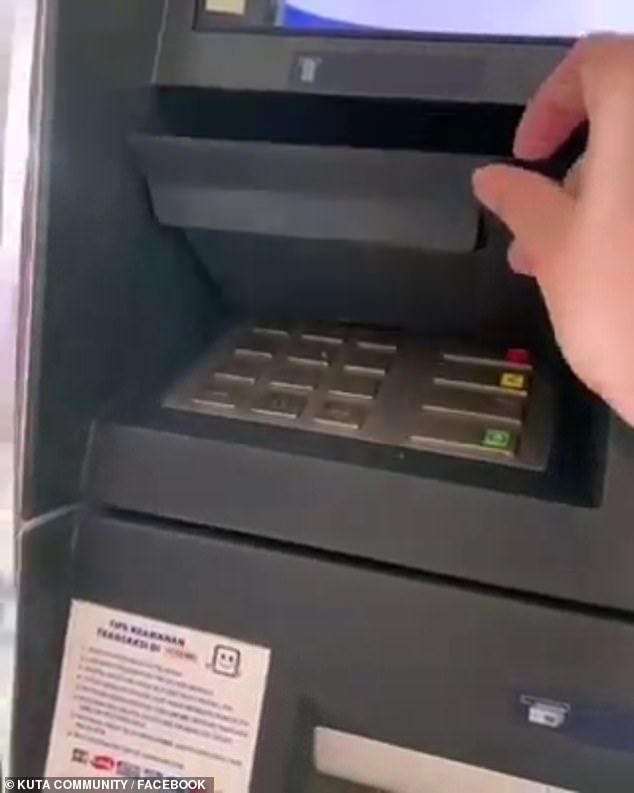 لصوص يسرقون بيانات البطاقات البنكية عبر ماكينات الصرف 