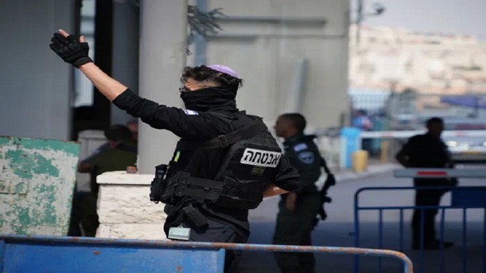 إصابة شخصين بجروح خطيرة بإطلاق للنار عند حاجز قلنديا شمال القدس