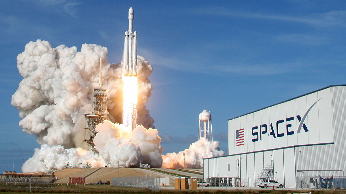 شركة "SpaceX" تُعلن إرسال 4 مدنيين إلى الفضاء