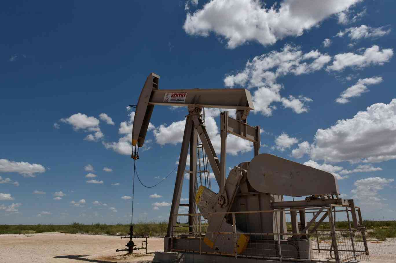 هبوط النفط بعد زيادة مفاجئة للمخزونات الأمريكية