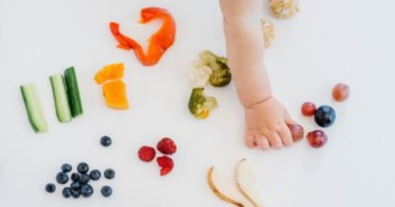 8 خطوات مهمة لتشجيع أطفالك على عادات الأكل الصحي