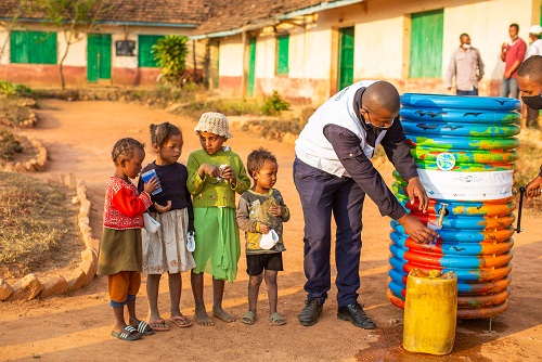 مبادرة 20 في 2020 تساهم في تحسين جودة المياه ضمن المجتمعات الريفية بمدغشقر 