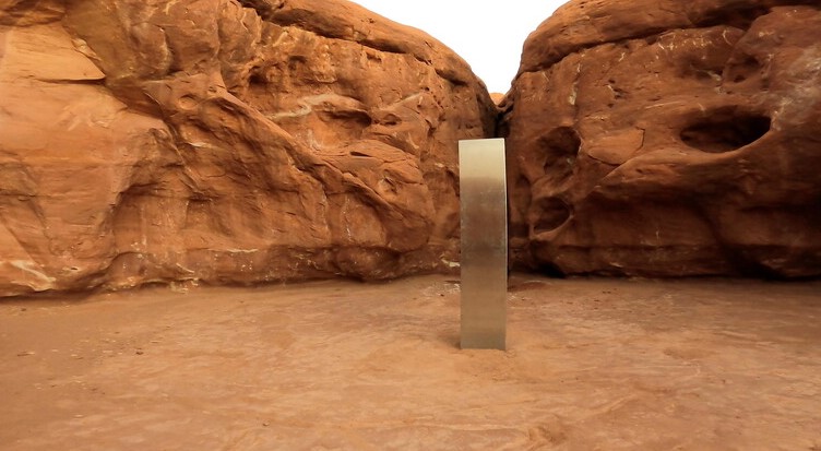 عمود معدني يظهر ويختفي بشكل غريب ومُفاجئ في صحراء يوتا 