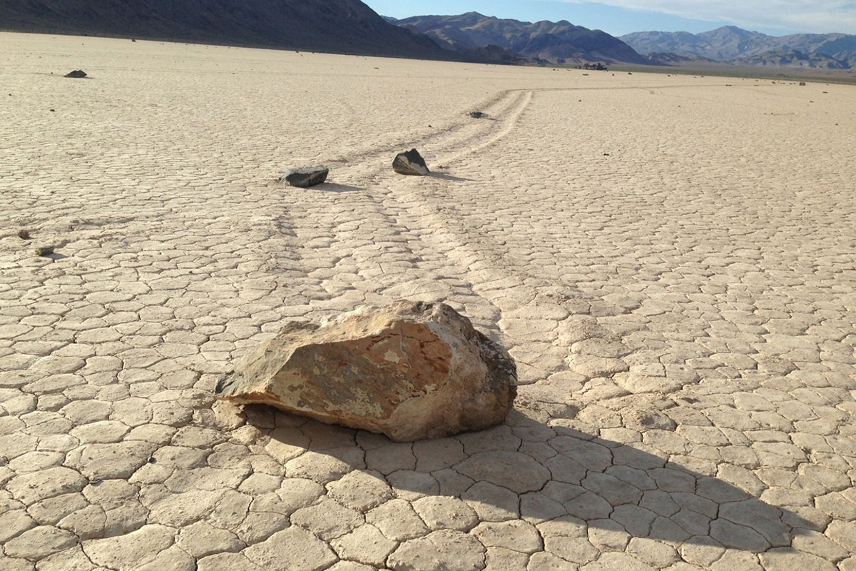 "حجارة متحركة" في وادي الموت تصيب علماء الجيولوجيا بالحيرة