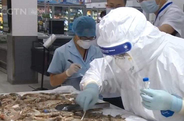 الصين تكتشف عبوات جمبري مجمد تحمل فيروس كورونا