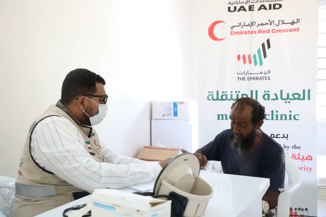 عيادات الإمارات المتنقلة تواصل تقديم الرعاية الطبية المجانية في المناطق النائية بحضرموت