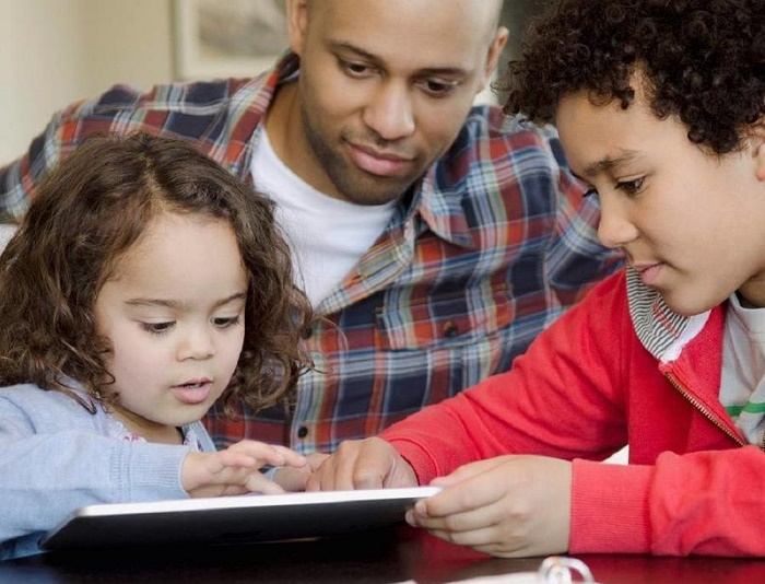 دراسة: القراءة الأبوية اليومية في السنة الأولى من حياة الطفل تحسن قدرته على التعلم