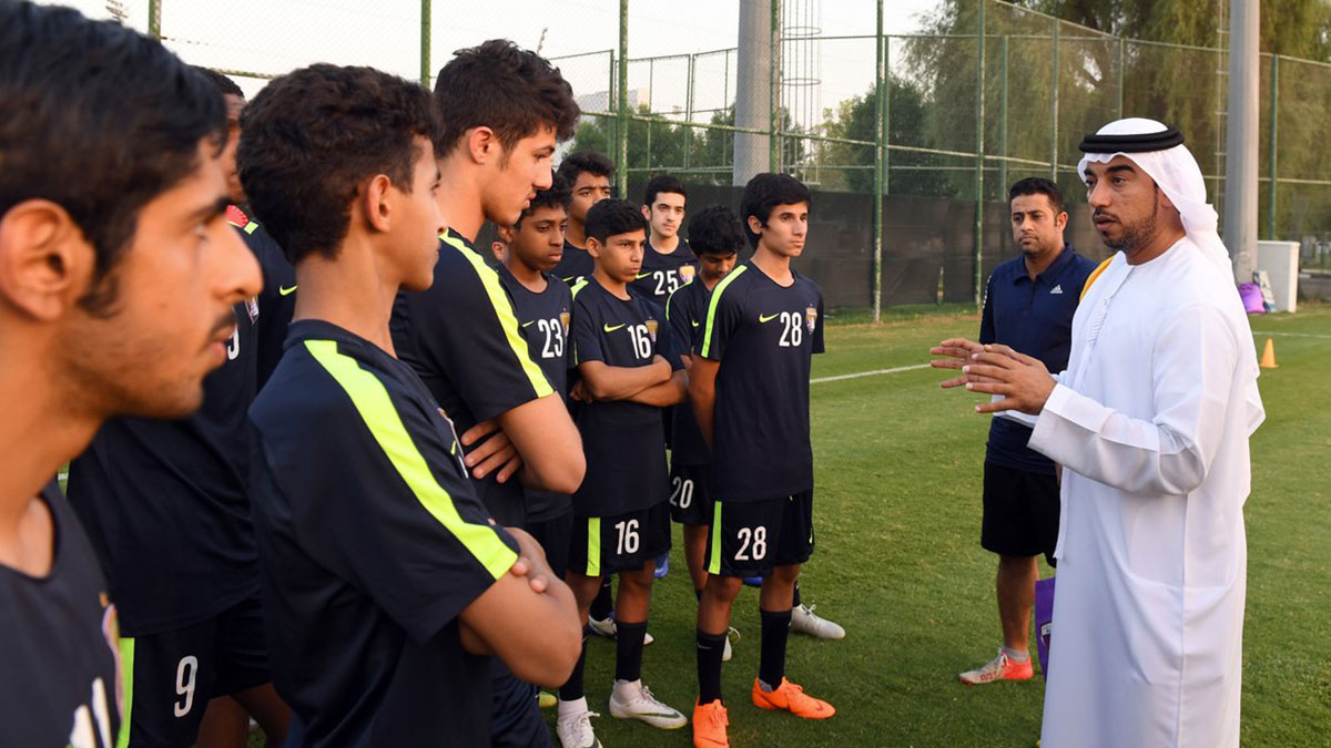 الإماراتي سلطان راشد يتقدم 4 من أساطير كرة القدم الآسيوية للمشاركة بحفل سحب قرعة دوري الأبطال
