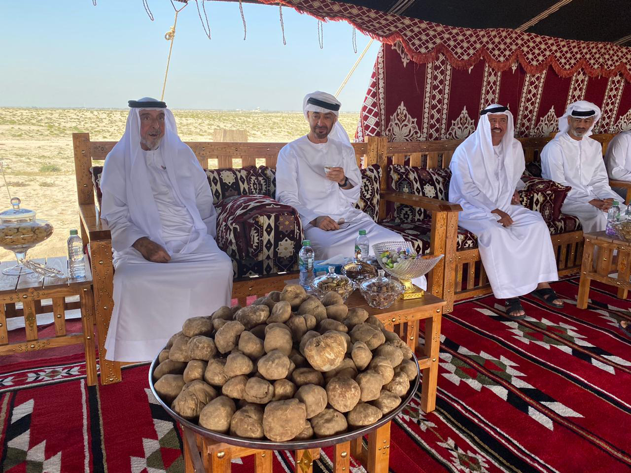رئيس الدولة بصحبة محمد بن زايد والشيوخ في جولة لغابة محمية "غناظة"