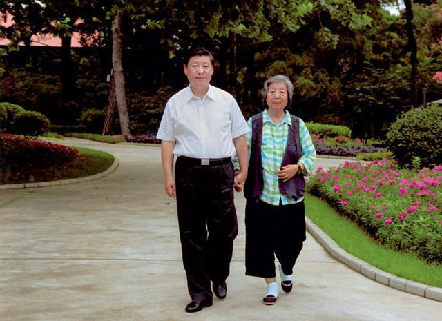 قصة شي جين بينغ وأمه