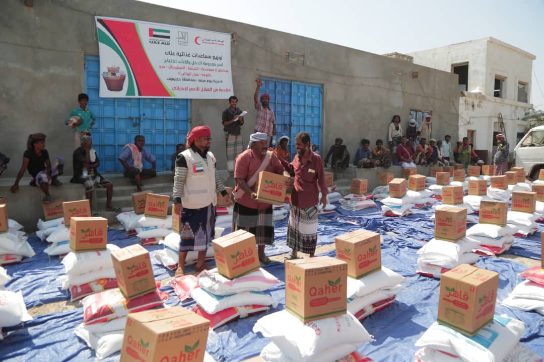 الإمارات تسير قافلة مساعدات غذائية لأهالي مديرية "بروم ميفع" في حضرموت