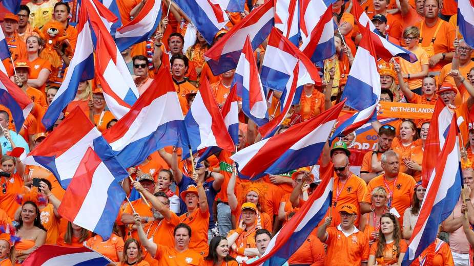 هولندا تسمح بعودة الجماهير إلى الملاعب بشرط "حظر الهتاف"!