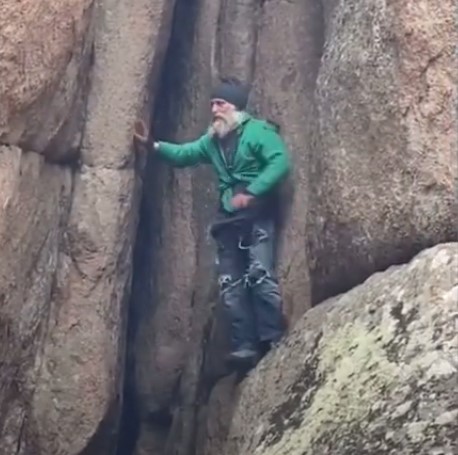 رجل سبعيني يُظهر مهاراته في تسلق الجبال دون استخدام حبال للتأمين
