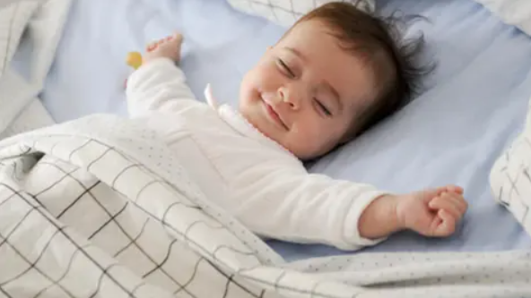 لماذا يضحك الرضيع اثناء النوم ؟!