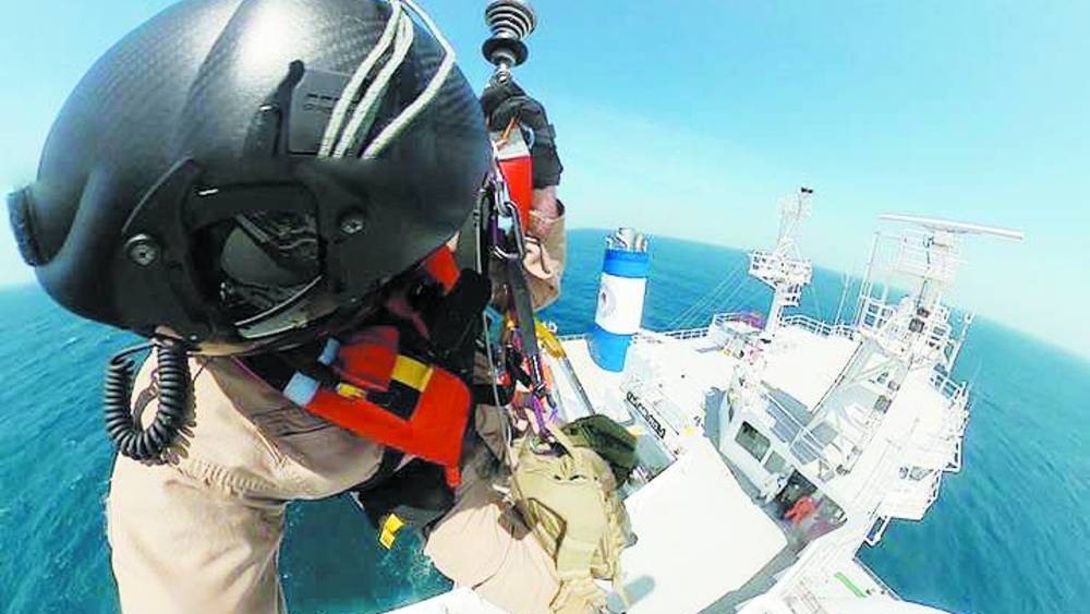 إنقاذ مصاب على متن سفينة قرب سواحل دبي
