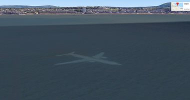 صورة لـGoogle Earth تظهر طائرة مغمورة تحت البحر على ساحل أسكتلندا