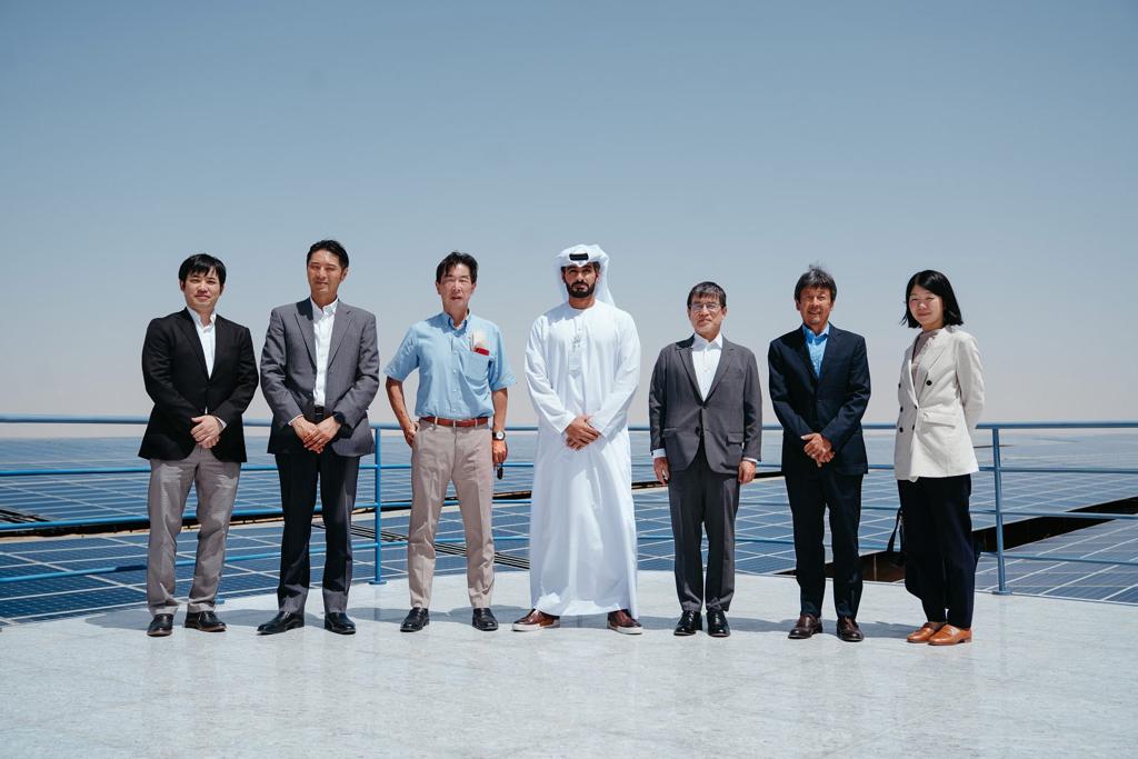 سفير اليابان بالدولة يزور "نور أبوظبي" أكبر محطة مستقلة للطاقة الشمسية في العالم