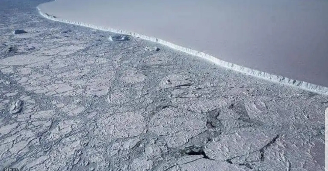 أكبر جبل جليدي في العالم يقترب من مياه المحيط 