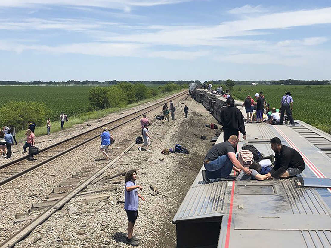 مقتل وإصابة 53 في اصطدام قطار ركاب بشاحنة وخروجه عن القضبان في ميسوري الأمريكية