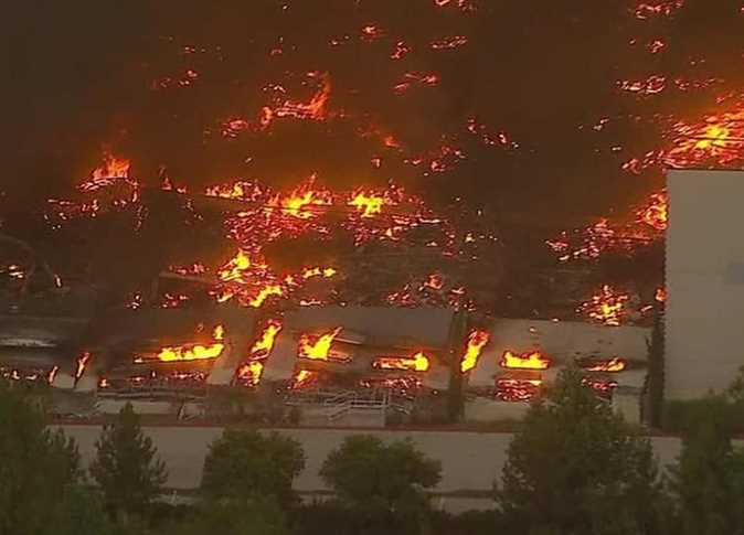 حريق ضخم يلتهم أكبر مستودعات أمازون في كاليفورنيا