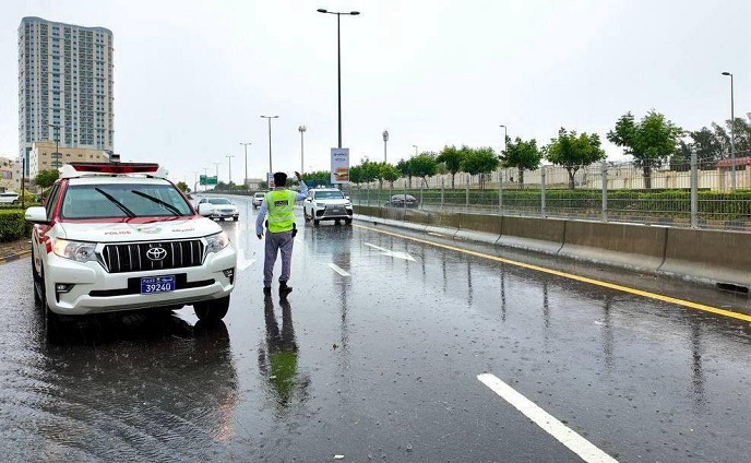 شرطة عجمان تؤمن الحركة المرورية في الأجواء المتقلبة والأمطار الغزيرة