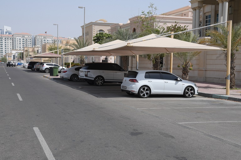 بلدية أبوظبي تدعو للحصول على تصريح قبل تركيب مظلات السيارات